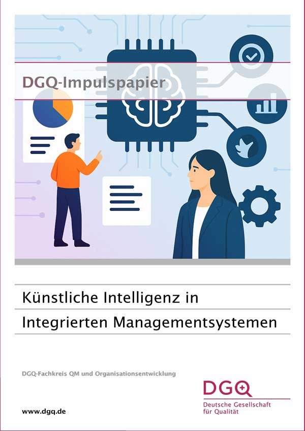 Lächelnder Mann mit Brille arbeitet am Computer in modernem Büro.