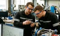 Die Sprache der Technik lesen: Warum Pflichtangaben auf technischen Zeichnungen unverzichtbar sind