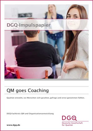 Titelblatt des DGQ-Impulspapiers ‚QM goes Coaching‘ mit Workshop-Szene und Text zur Bedeutung von Coaching im Qualitätsmanagement.